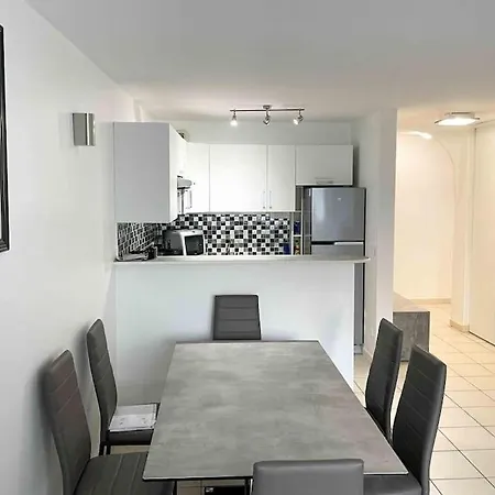 Modern One Bedroom In Apartment
