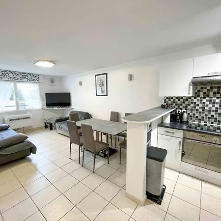 Modern One Bedroom In Apartment
