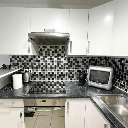 Modern One Bedroom In Apartment *